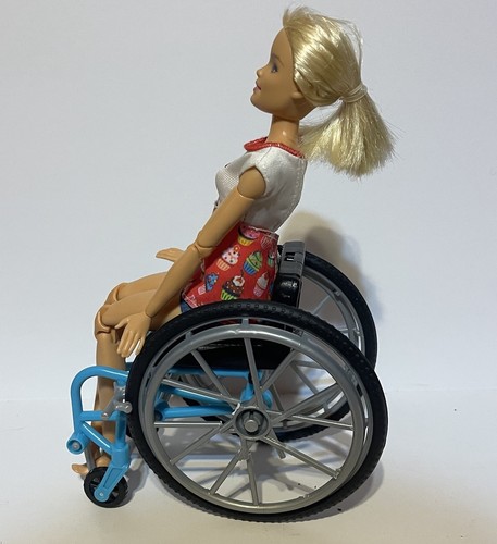 Blonde Barbie Puppe Fashionista Gelenk mit Rollstuhl - Bild 4 von 5