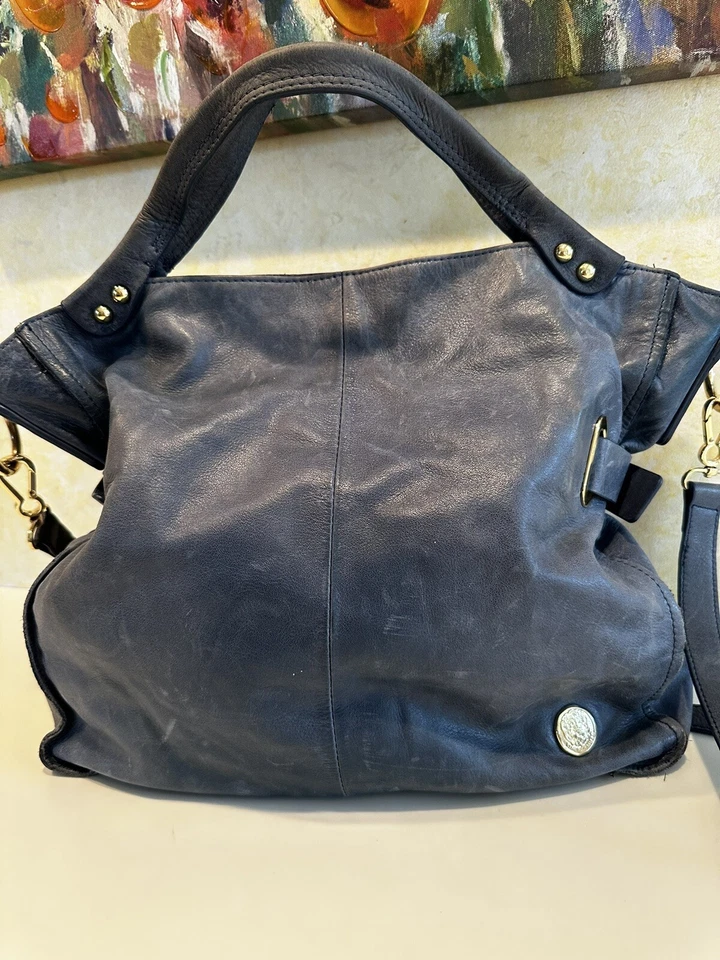 Hermoso bolso de mano/mensajero grande Vince Camuto azul denim  de cuero. 58 Foto 2 de 4