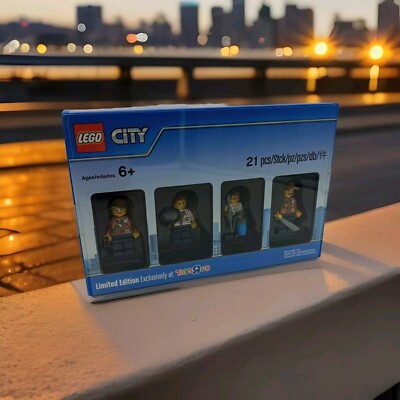 Lego City Minifigure Limited Edition Toys R Us Exclusive 5004940