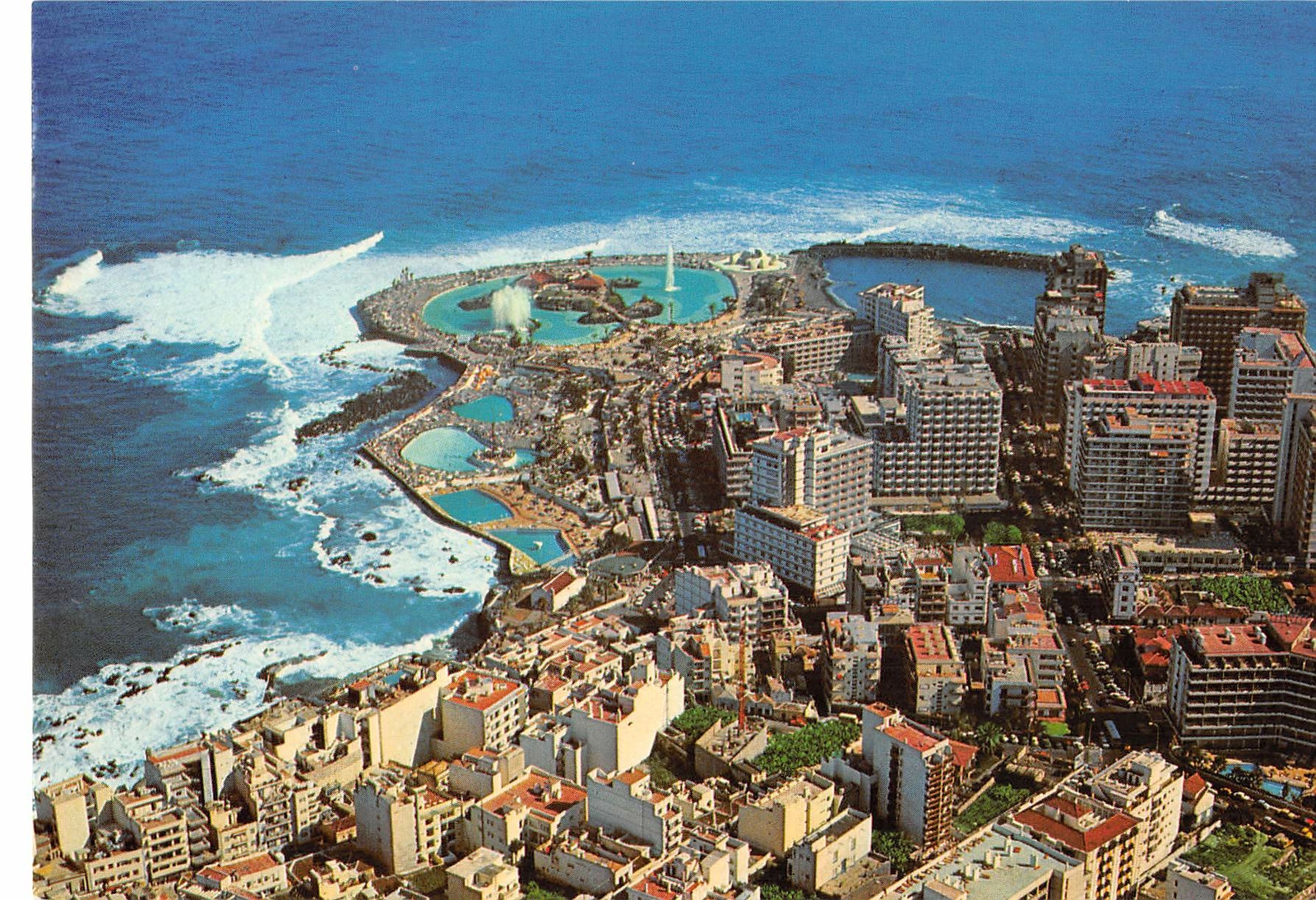 B108400 España Puerto de la Cruz Vista aérea Piscinas Hotel foto real Reino Unido