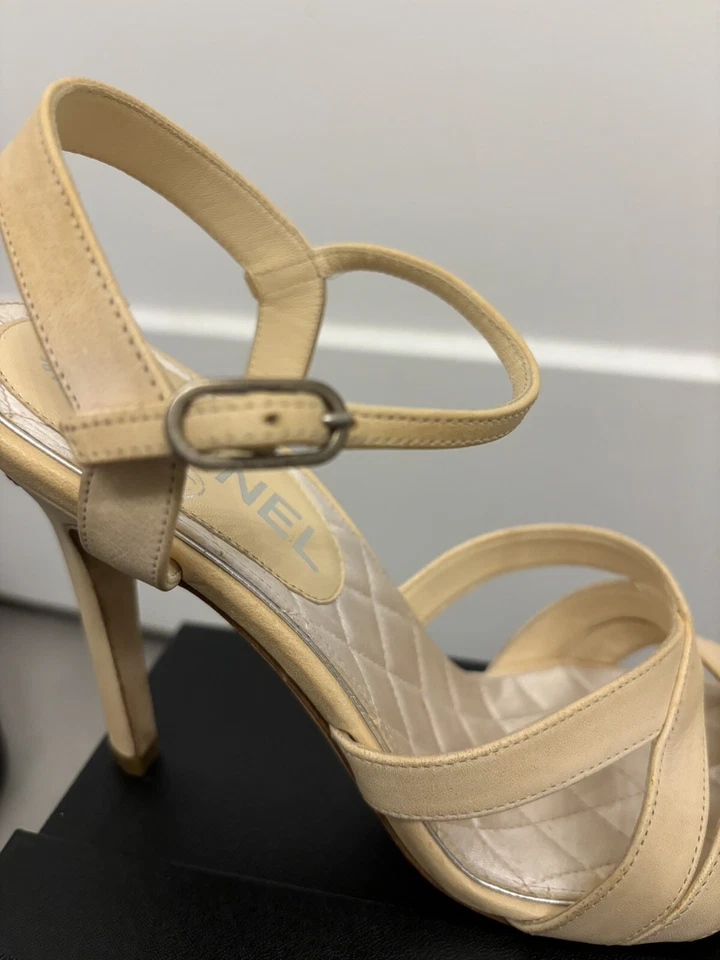 Сандалии на шпильке с ремешками CHANEL Lambskin Moonlight CC цвет слоновой кости размер 36,5 - Изображение 4 из 4