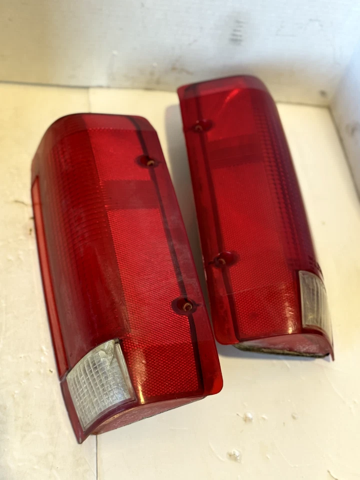 1992-1997 Ford F150 F250 F350 REAR TAILLIGHTS SET PAIR ORIGINAL SEE PHOTOS 8/10 - Image 3 of 4