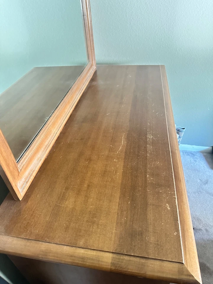 Cómoda Sprague & Carleton vintage de arce roca maciza con espejo Foto 3 de 4