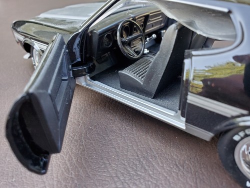 Testors 1/24 Ford Mach 1 Mustang black/silver - Picture 7 of 8