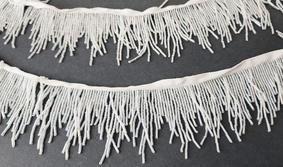 Borde de flecos con cuentas iridiscentes blancas de alta costura - adorno de 3,5" x 3 yardas 19 pulgadas Foto 4 de 4