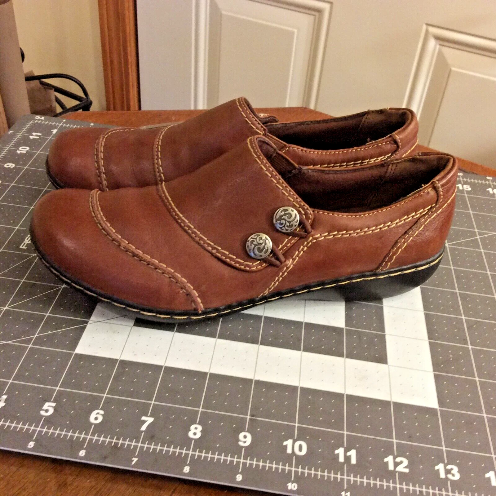 CLARKS Bendables scarpe da donna in pelle marrone con bottoni taglia 8 5 M #62922