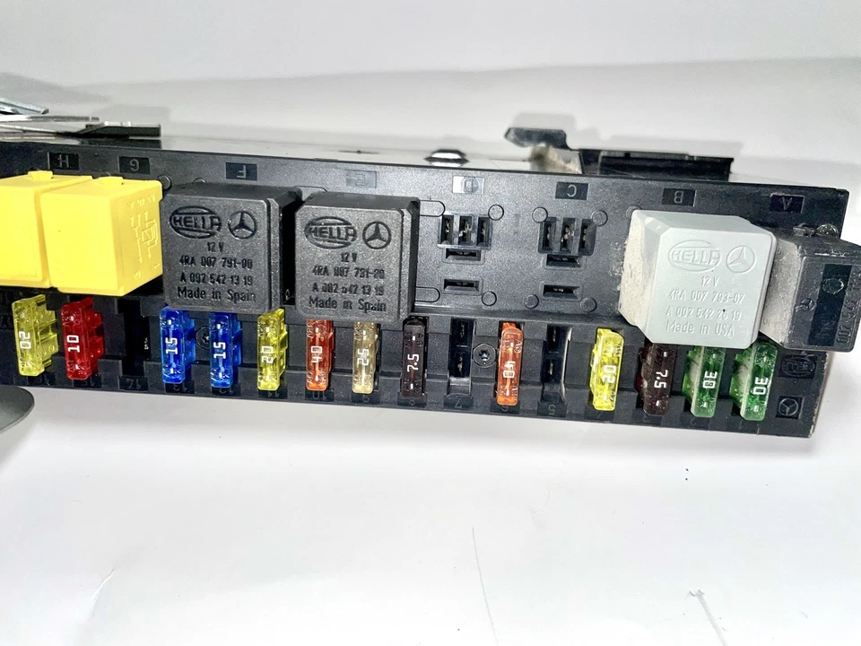 OEM 03-11 Mercedes-Benz W211 E350 CLS550 SAM Rear Trunk Body Control Fuse Box - Image 4 of 4
