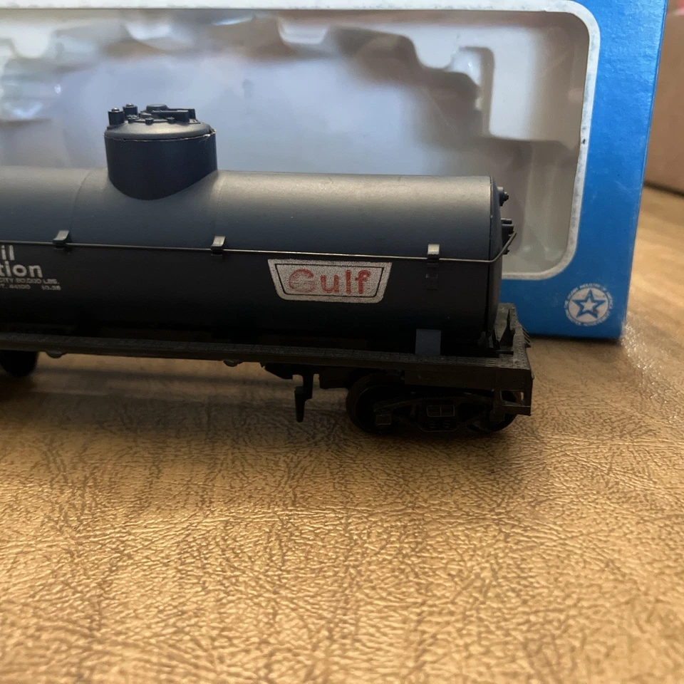 HO Scale Gulf Oil Corporation Single Dome Tank Car # GRCX 3882 - Image 3 of 4