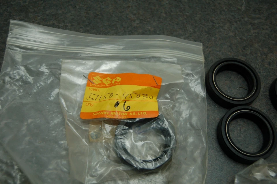 6 NOS Original Suzuki 51153-45030 Horquilla Sello Aceite GT750 GT550 RE5 GS550 GS650 NUEVO Foto 2 de 3