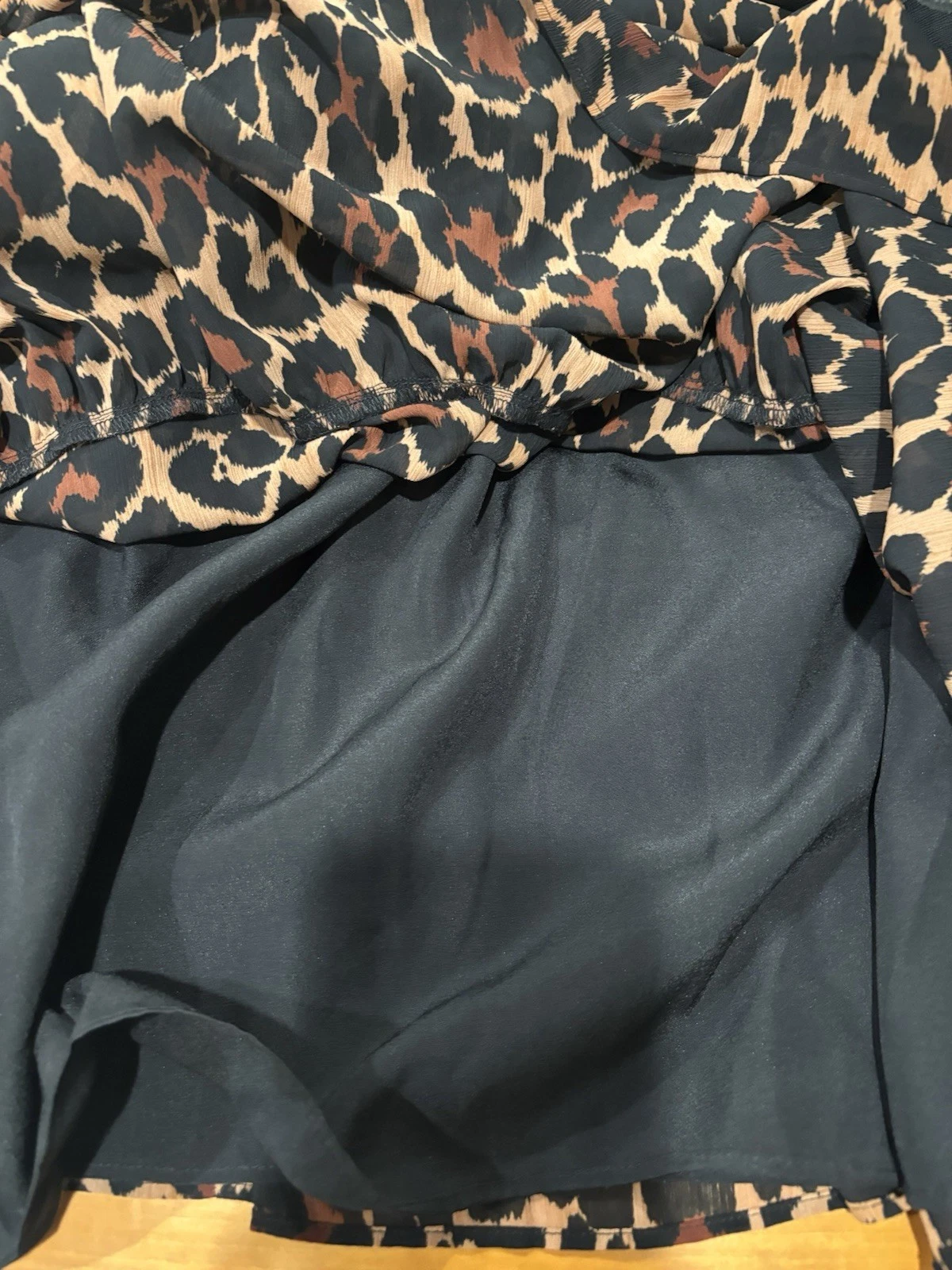 VETEMENTS Abito J Crew a strati con scollo a cravatta in chiffon leopardato stropicciato Taglia‎ Small