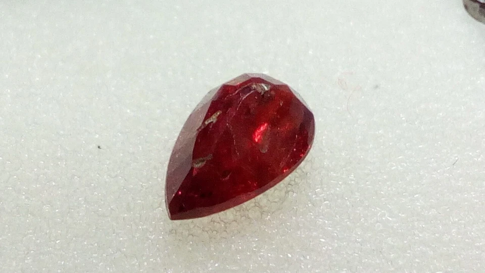 Rubí natural Rojo Talla pera Mozambique 0.73 Cts. - Imagen 4 de 4