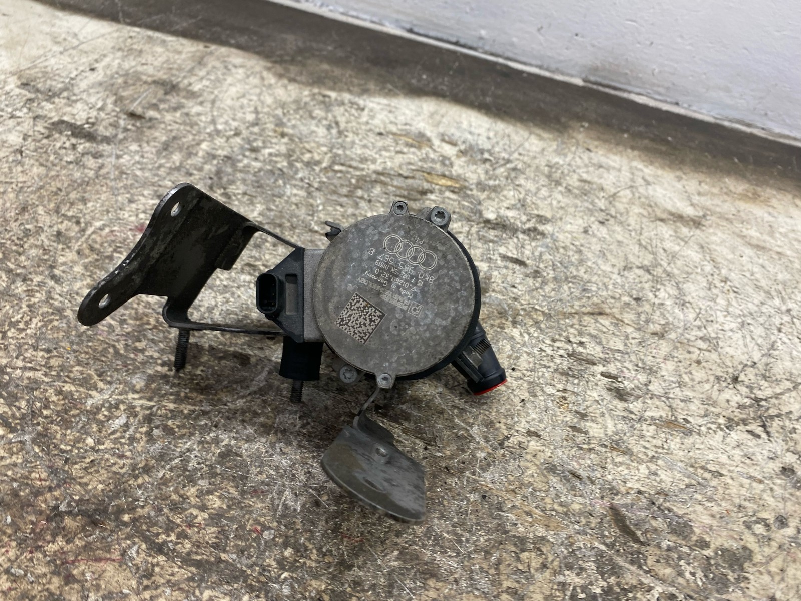 2013-2018 BENTLEY FLYING SPUR AWD 4.0L V8 AUXILIARY COOLANT WATER PUMP 8K0965567