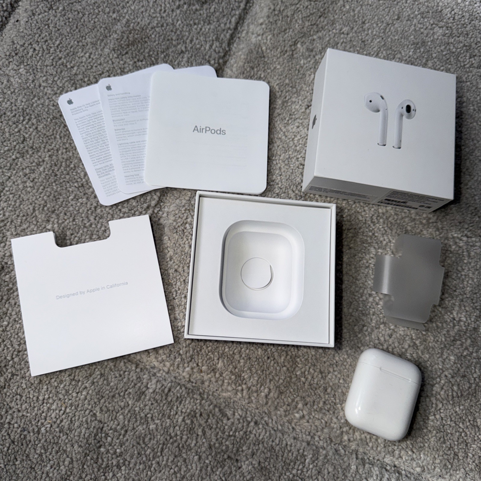 Apple AirPods 1st Generation with Charging Case WORKING ORIGINAL BOX PACKAGING