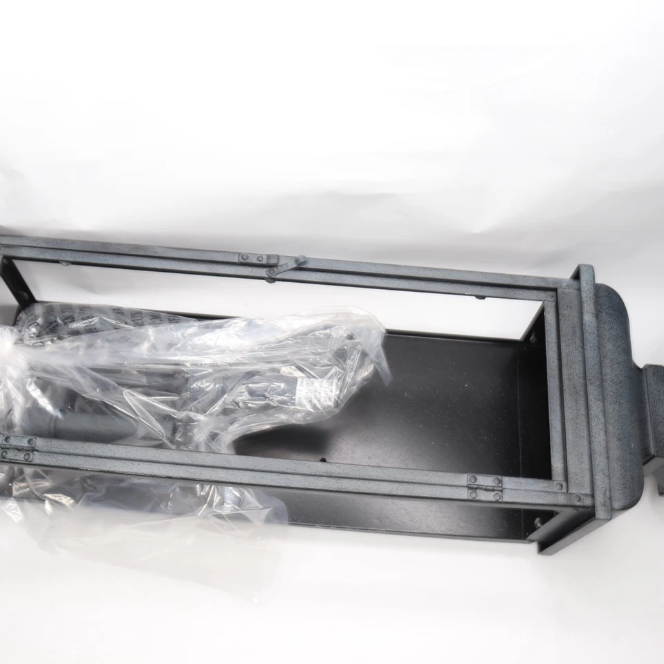 Aplique de pared exterior Feiss 3 luces 8" de ancho x 23,88" de alto - falta vidrio Foto 3 de 4