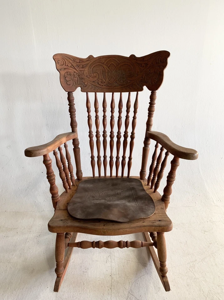 Antigua mecedora silla de montar respaldo prensado misión cereza artes y manualidades cuero Foto 3 de 4