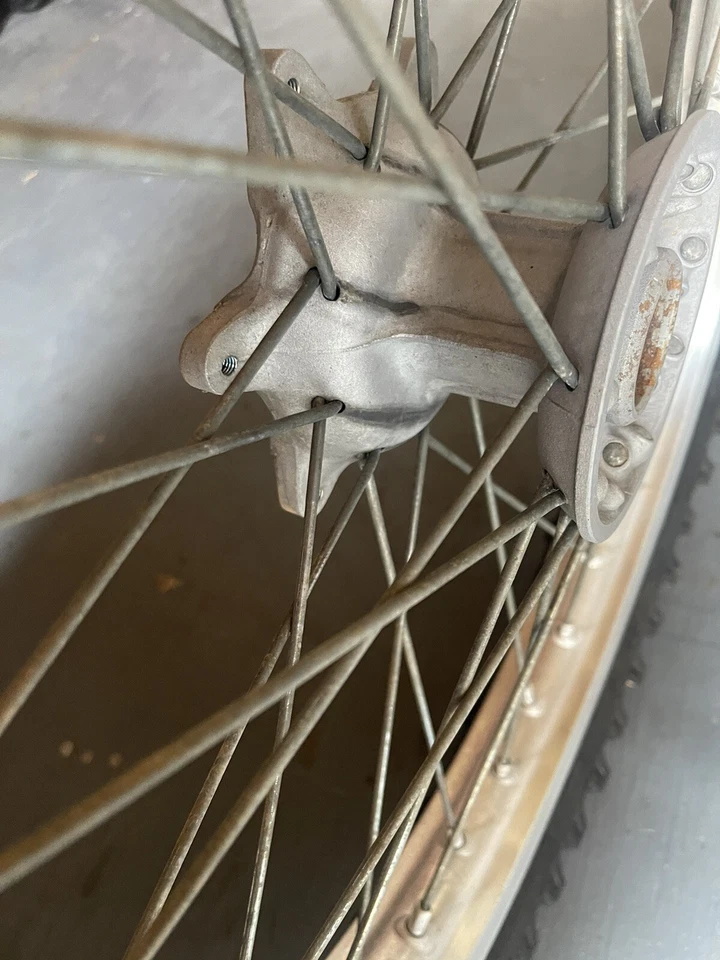 Roda dianteira Suzuki RM125 1995 - Imagem 4 de 4