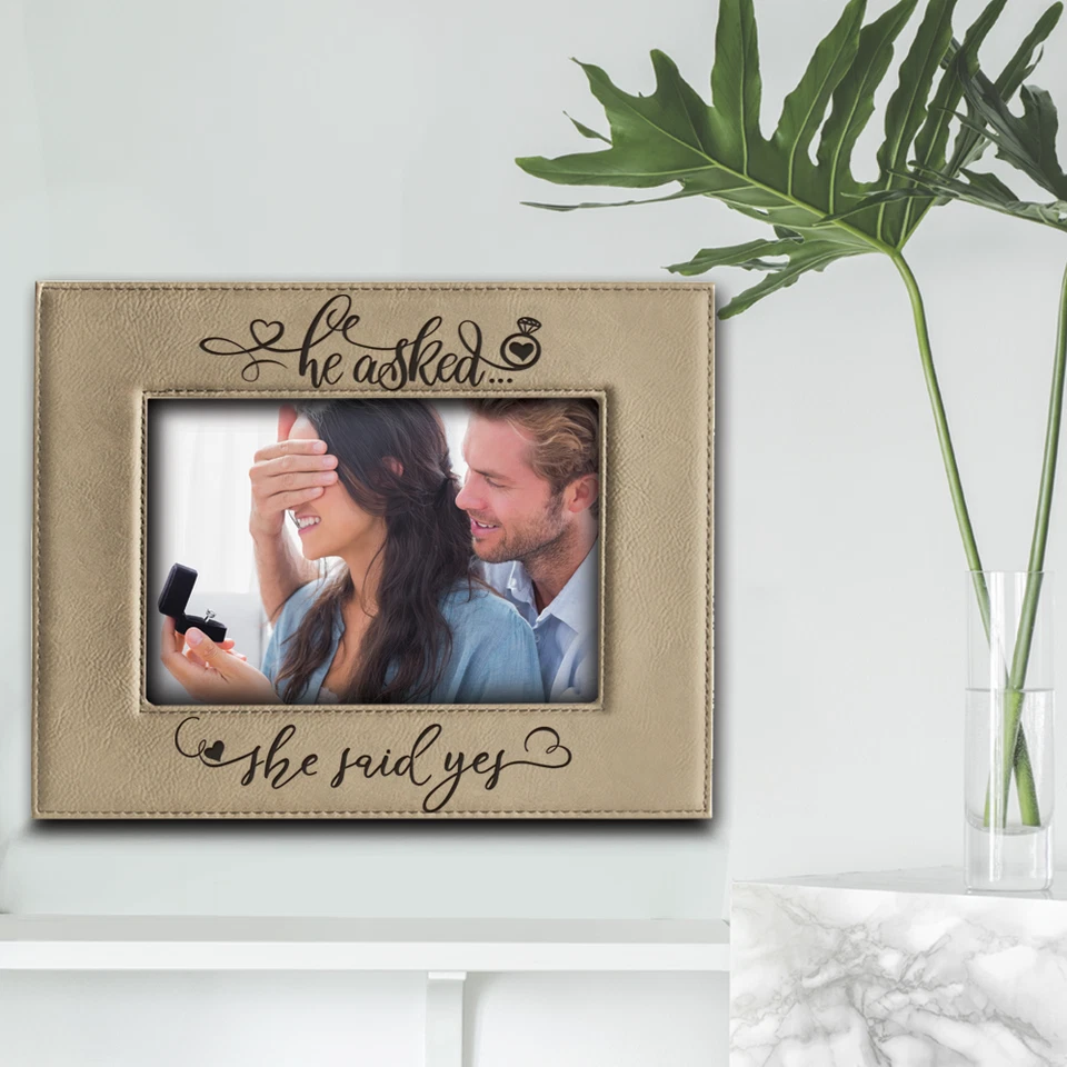 Bella Busta - Preguntó... Ella dijo SÍ - Marco de fotos de cuero de compromiso Foto 3 de 4