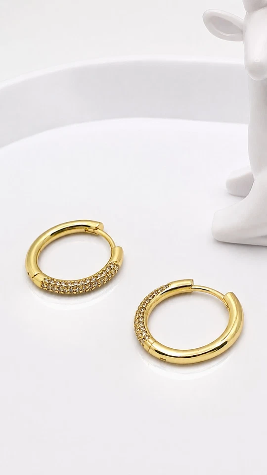 Boucles d’oreilles mini créoles dorées à l’or fin. - Photo 1/2