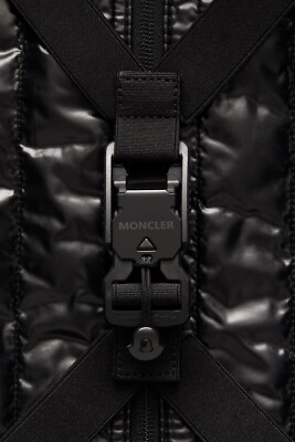 MONCLER RIMOWA 巾着 ポーチ ナイロン コラボ 黒　ブラック モンクレール 巾着 黒 MONCLER RIMOWA 巾着 ポーチ ナイロン コラボ 黒