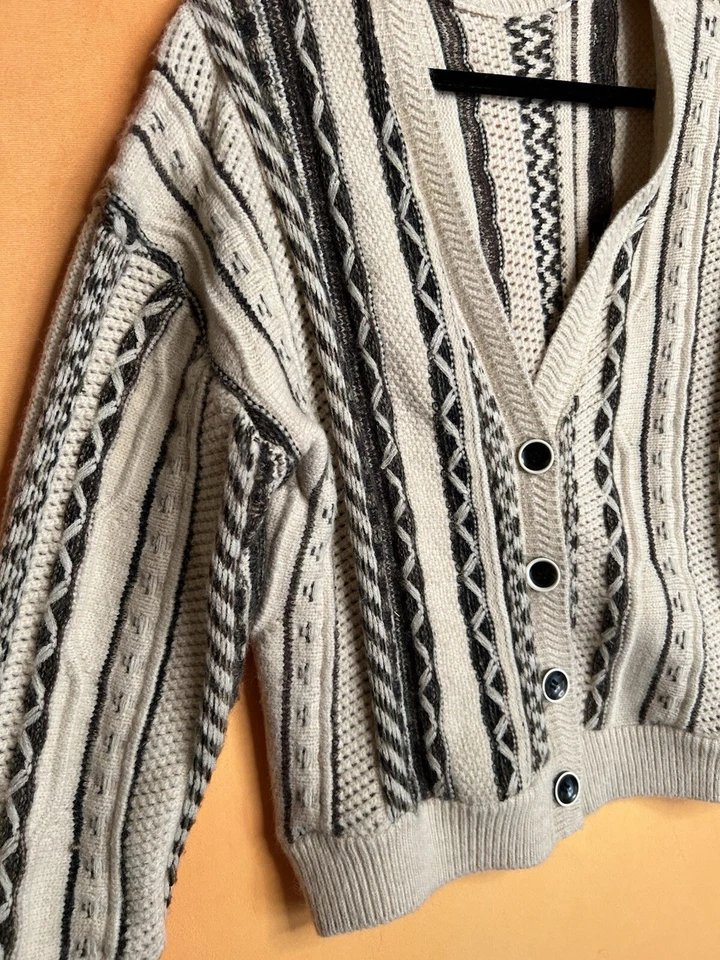 Cárdigan grande blanco negro mezcla de lana botón grueso tejido con cable Foto 3 de 4