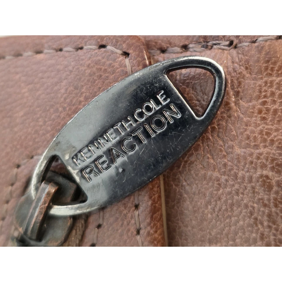 Carteira Kenneth Cole Reaction com zíper triplo acento marrom pequena - Imagem 2 de 4