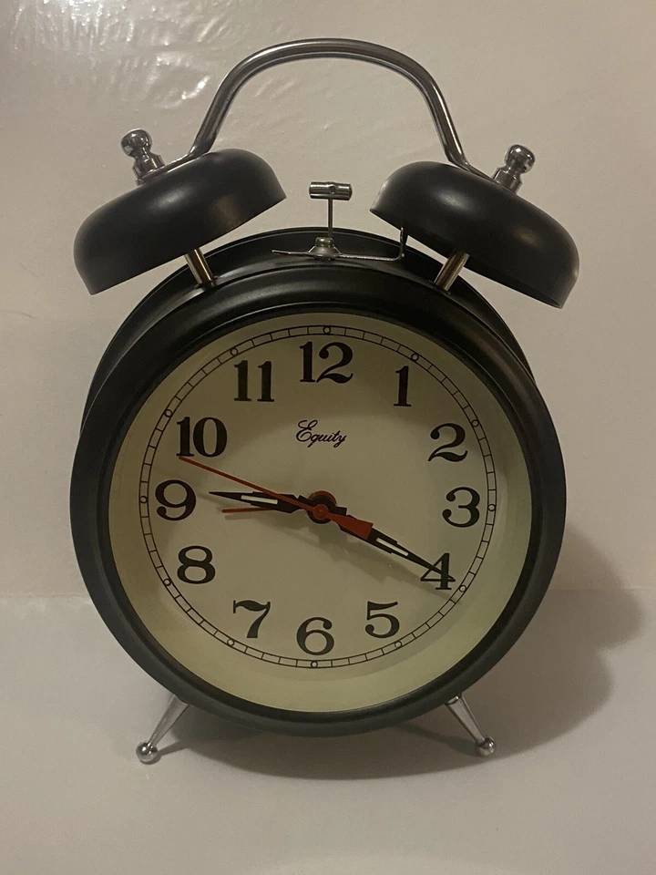Reloj despertador analógico 13014 Equity by La Crosse alimentado por batería fuerte doble campana Foto 2 de 4