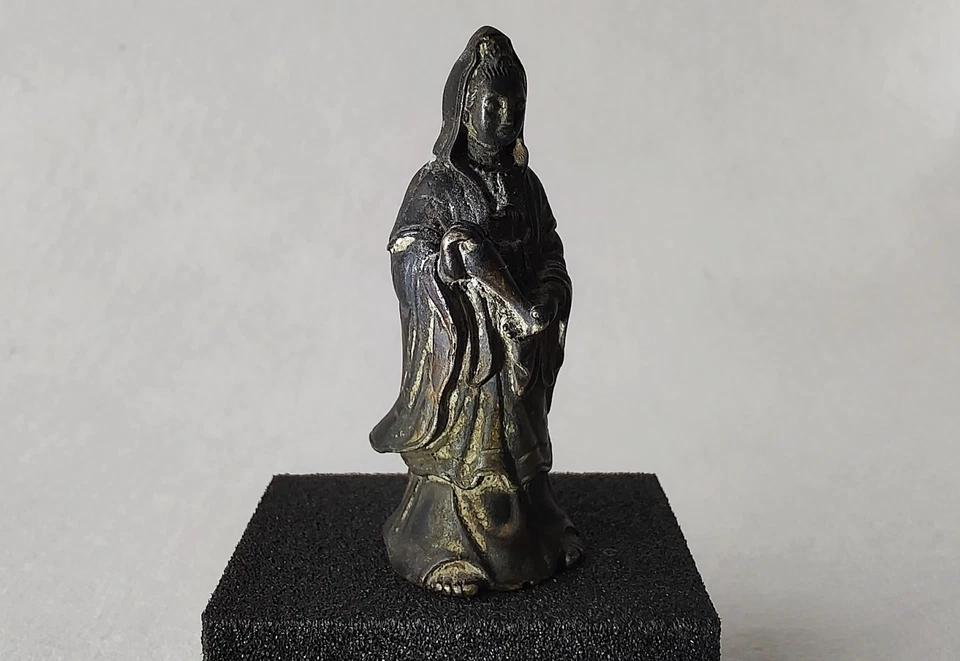 Small Vintage Chinese Bronze Guanyin Figure, mid-20th Century - Image 3 of 4