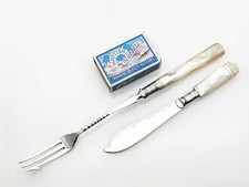 Bellissima antica forchetta + spargisale in madreperla intagliata placcata argento