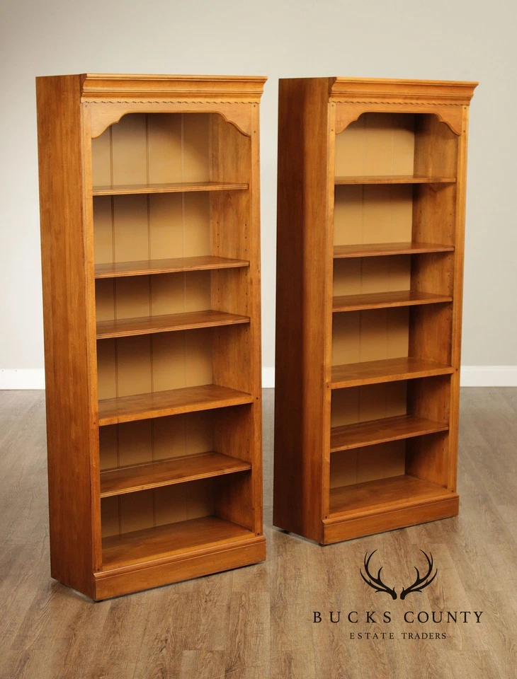 Par de estanterías abiertas altas de arce tradicionales colección Ethan Allen 1776 Foto 2 de 4