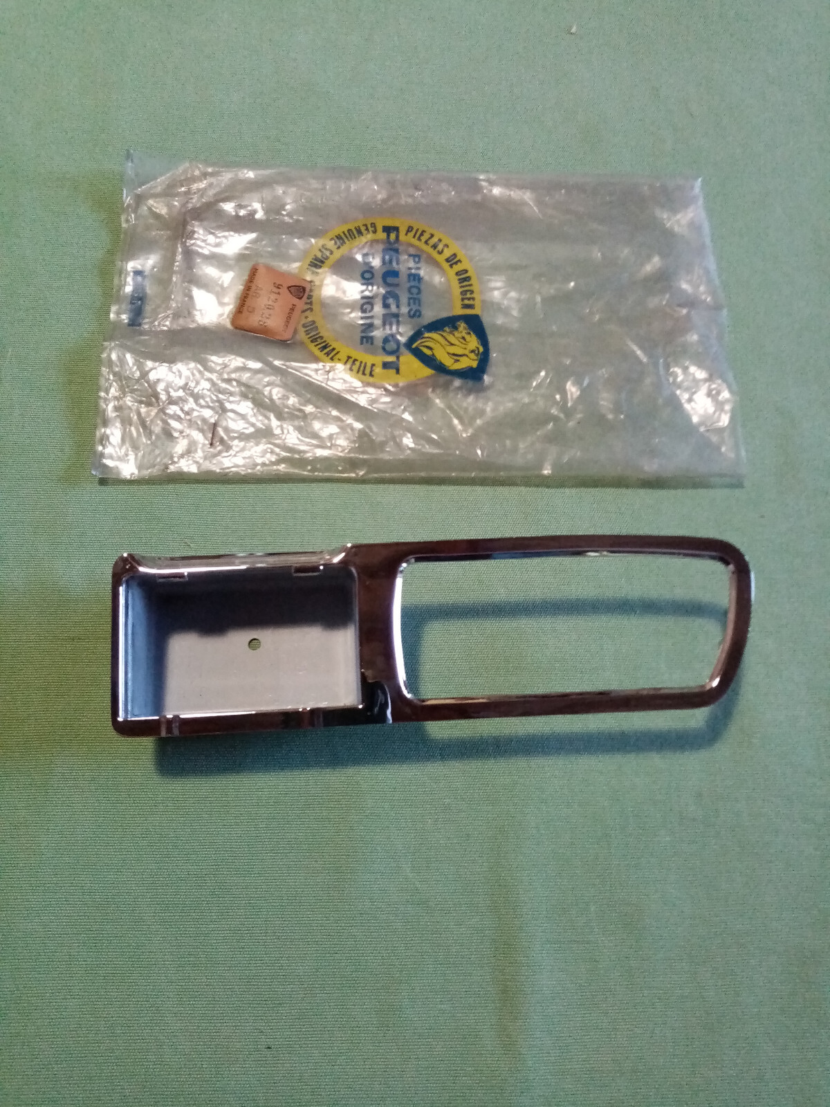 Entourage intérieur d'ouverture de porte AR droite Peugeot 304 pour réparer plastique cassé