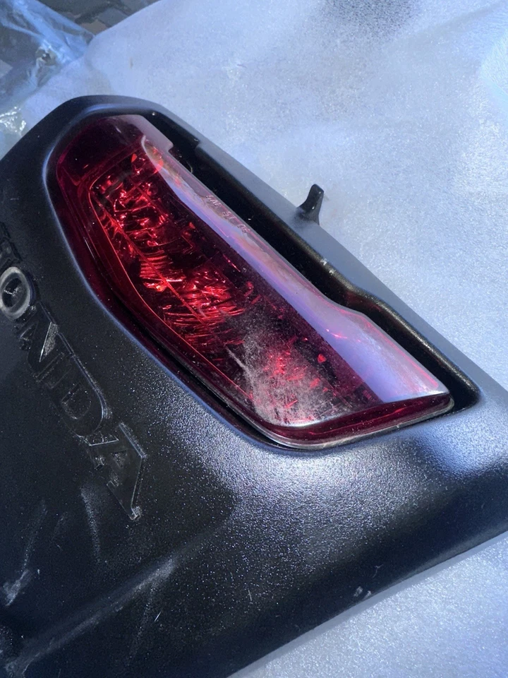 Caja de herramientas y luz trasera Honda OEM TRX420FE TRX420FM TRX420TE TRX420TM Rancher Lid Foto 4 de 4