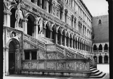 ITALY VENICE COURTYARD OF THE DUCAL PALACE