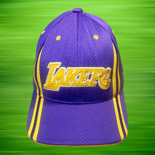Gorra Adidas Los Angeles Lakers Flexfit Talla L/XL Gorra NBA Baloncesto Púrpura Amarillo - Imagen 2 de 9