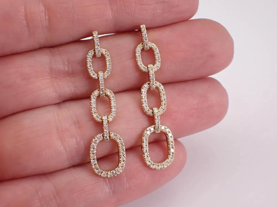 Pendientes colgantes de moissanita de corte redondo de 1 quilate enchapados en oro amarillo de 14 quilates Foto 4 de 4