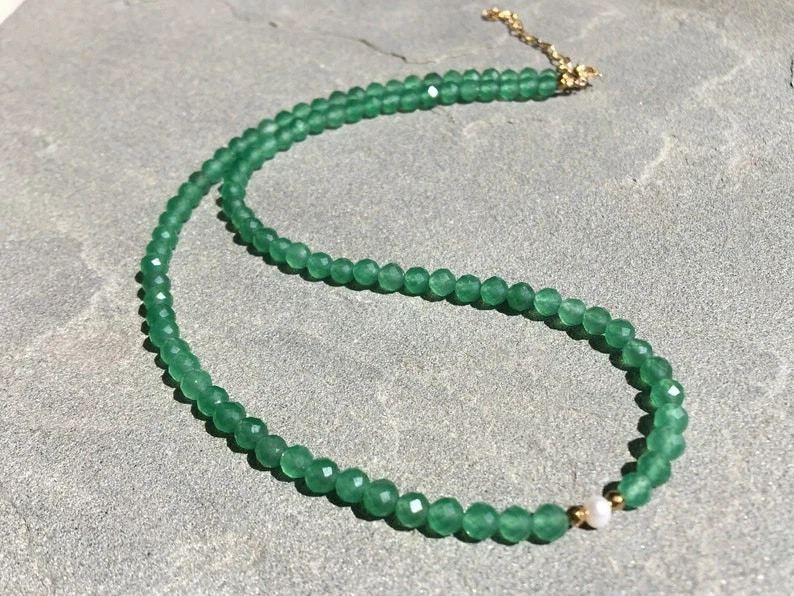 Collares hechos a mano con cuentas redondas facetadas de ónix verde natural y perlas de 24"" Foto 4 de 4