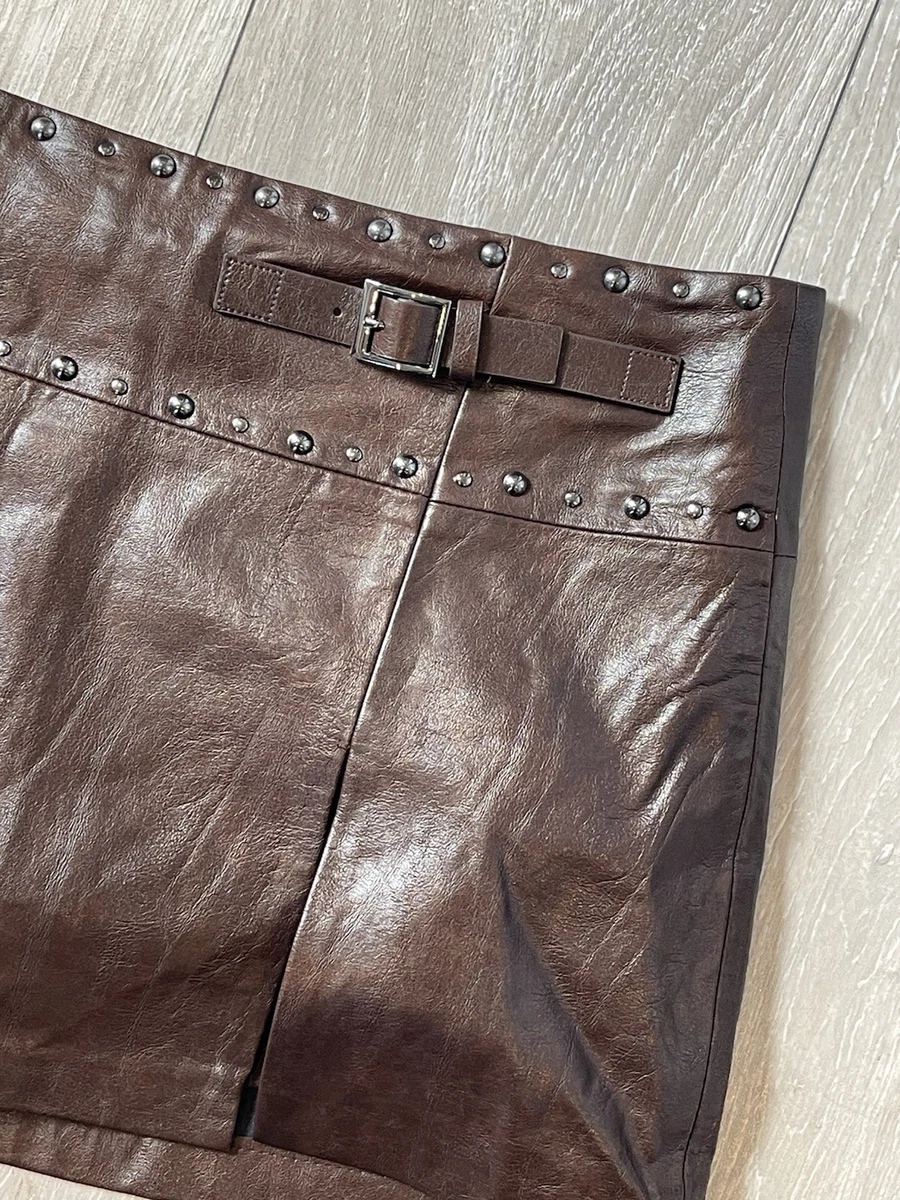 Minifalda corta Bershka marrón imitación cuero tachonado UK12 NUEVA CON ETIQUETAS PB50