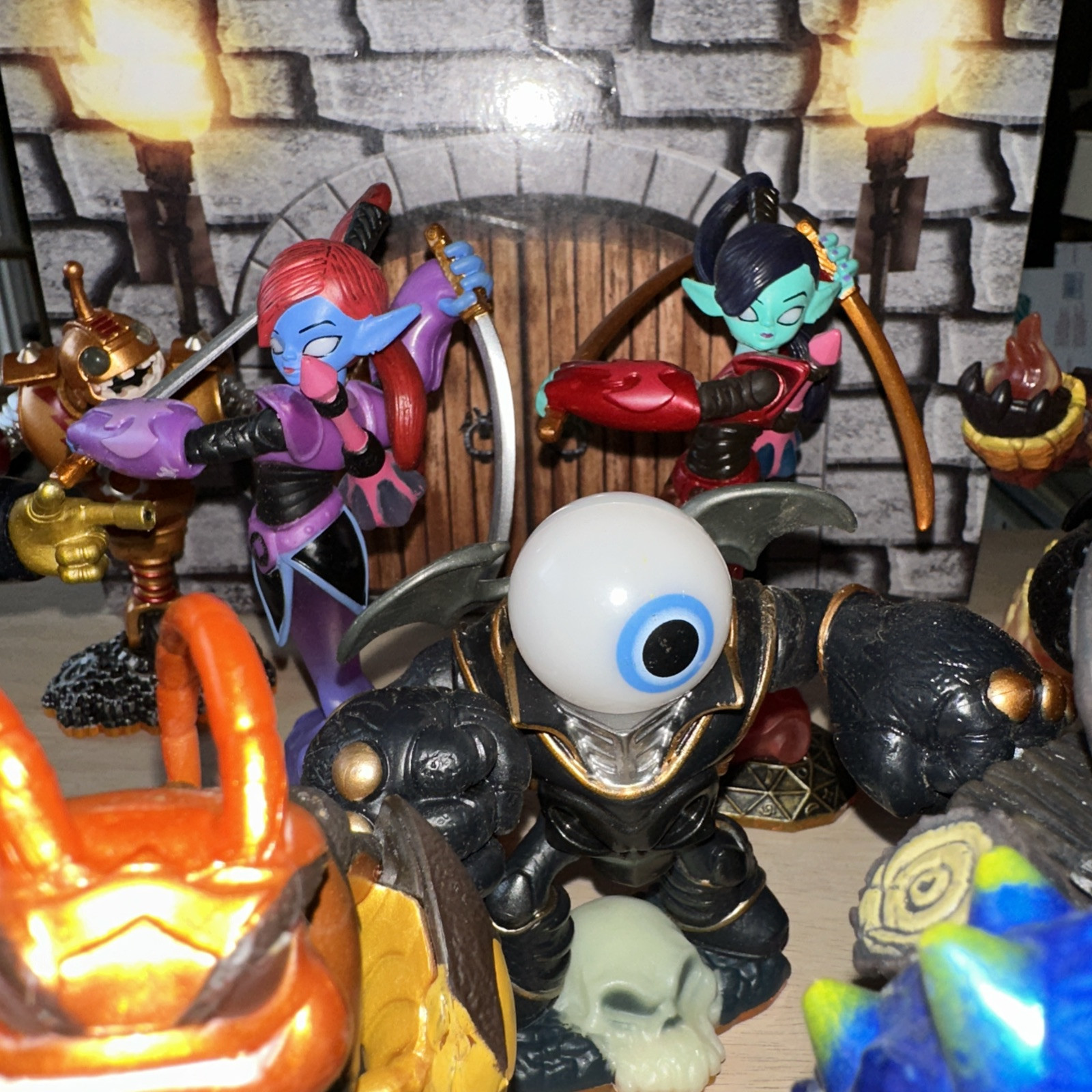 SKYLANDERS GIANTS Storage Display Box Carrying Case w/11 Figures-19Cards