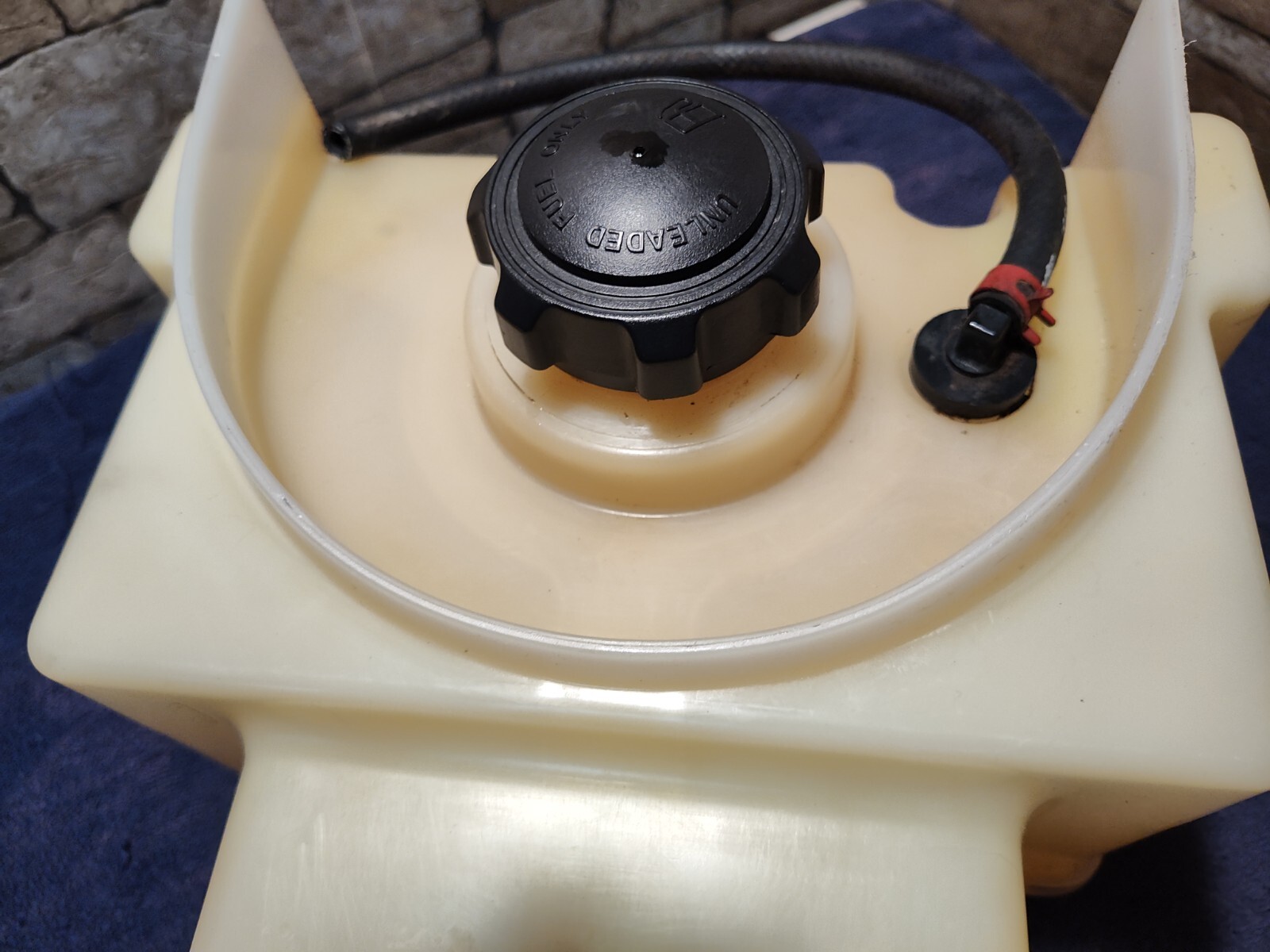 John Deere Gas Fuel Tank GY21102 L100 L108 L110 L111 L118 L120 L130 105