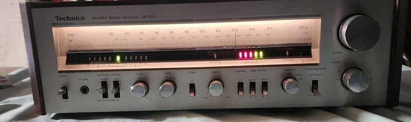 Techics FM/AM Stereo Receiver SA-303 LIGHTS UP