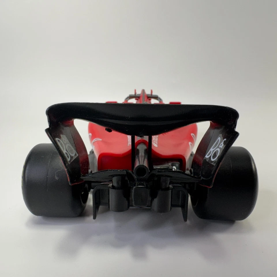 Coche de carreras Maisto 1:24 Premium 2,4 GHz RC F1 - Ferrari SF23 - SOLO COCHE Modelo 82350 Foto 4 de 4