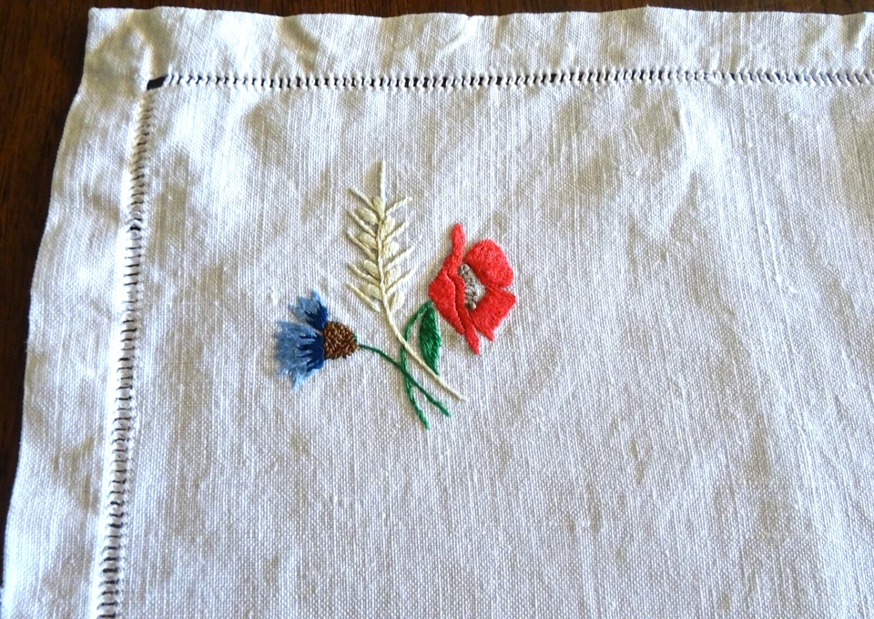 Napperon des années 60 en lin brodé à la main de fleurs des champs -45 cmx50 cm - Photo 3/4