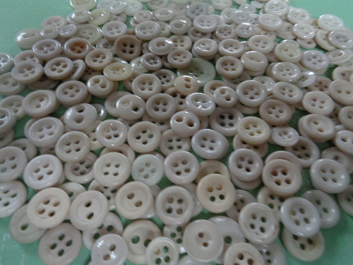 VINTAGE LOT OF  OVER 200 CREAM COLOR CHINA BUTTONS VARIOUS SIZES