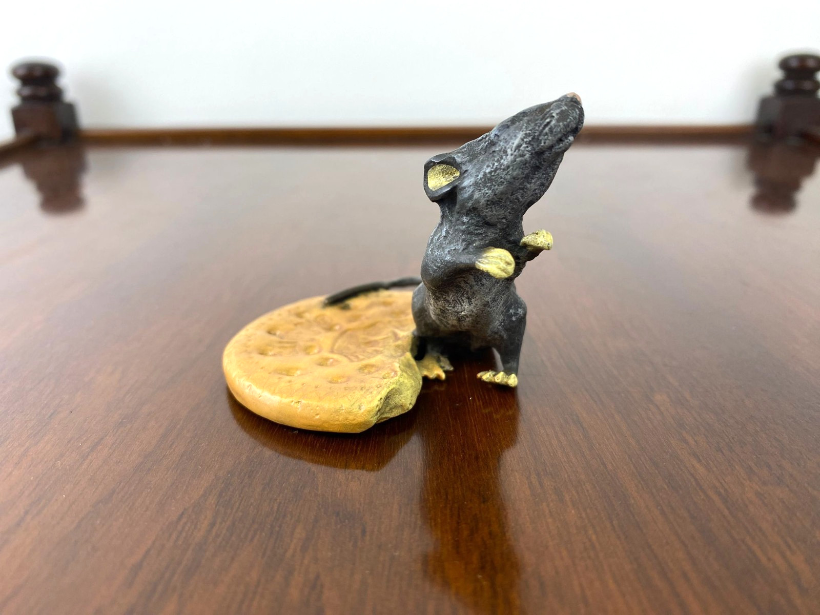 Escultura de bronce de colores ratón con galleta arte vienés según Franz Bergman