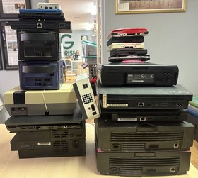 LOT *BROKEN* CONSOLES/CONTROLLER-PS4/3/2,XBOX,SEGA SATURN,ATARI,SWITCH,DS,GC,SP