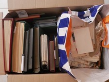 TRES GROS LOT DE TIMBRES DU MONDE DANS UN CARTON : A TRIER