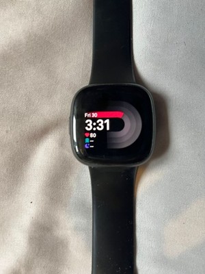 Fitbit Versa 3 Smartwatch (schwarz) mit Ersatzarmband und 2 Ersatzladegeräten