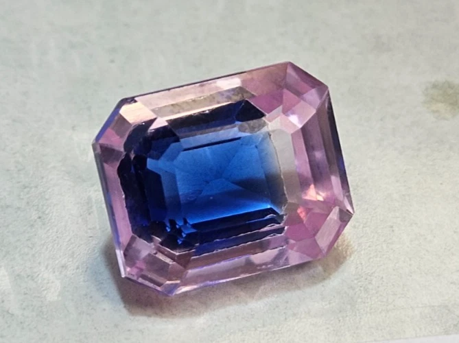 Zafiro pitambari corte esmeralda bicolor 20+ quilates piedra preciosa certificada KH1231 Foto 3 de 4