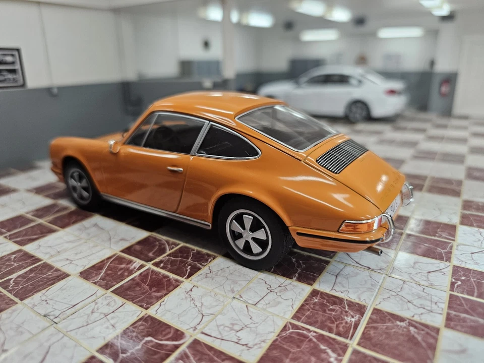 WHITEBOX 1968 PORSCHE 911 CUPÉ ESCALA S 1/24 MODELO DIECAST COCHE Foto 3 de 4