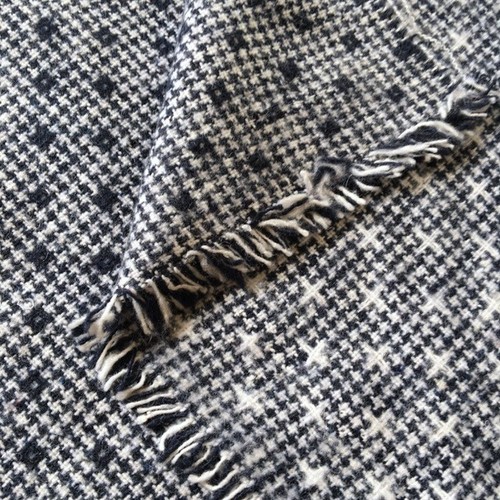 612. Gris, 613. Tela roja de poliéster irregular. Precio por 1/2 metro - Imagen 2 de 6