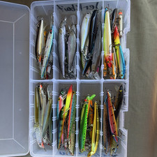 Lot mixte leurres de pêche à l'achigan jerkbaits en plastique dur / dur ~ 19 ct + avec boîte d'attache